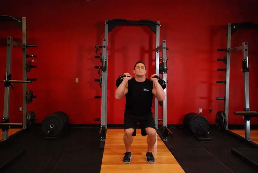 Double Kettlebell Push Press — posisi akhir
