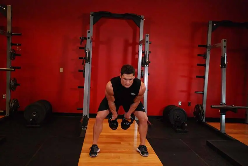 Double Kettlebell Snatch — posisi akhir