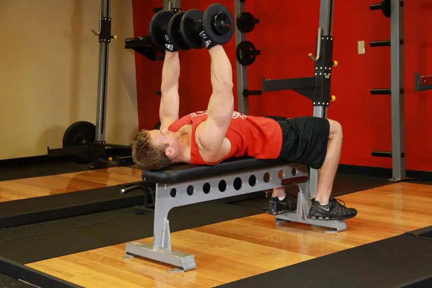 Dumbbell Bench Press — posisi akhir