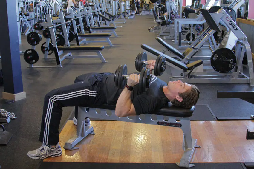 Dumbbell Bench Press with Neutral Grip — posisi akhir