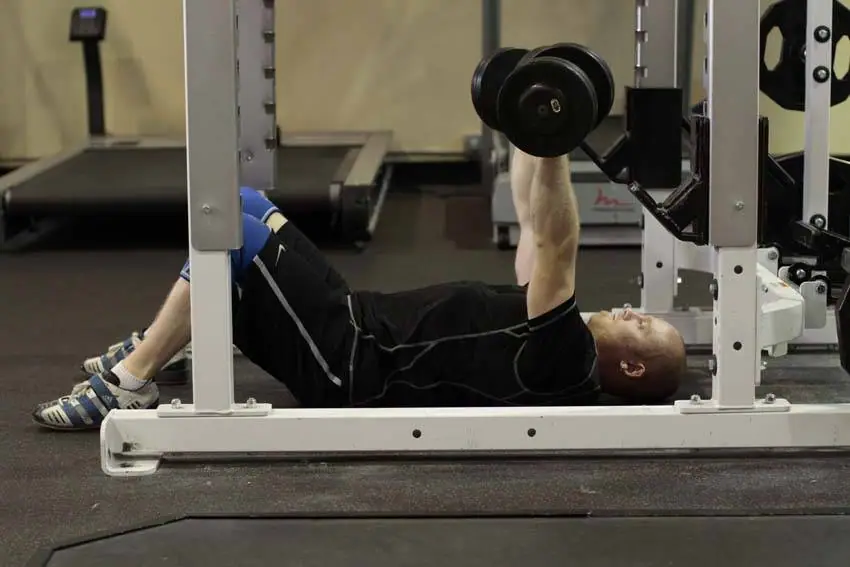 Dumbbell Floor Press — posisi awal