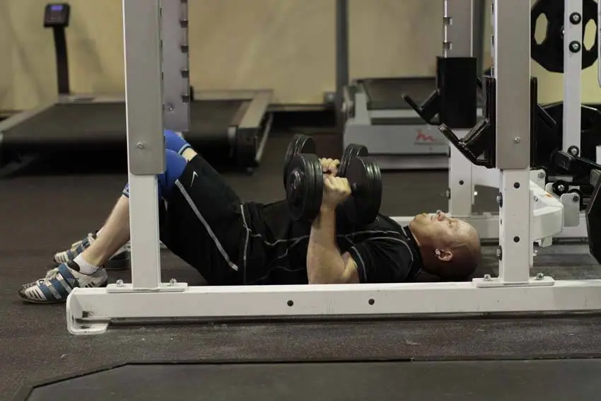 Dumbbell Floor Press — posisi akhir