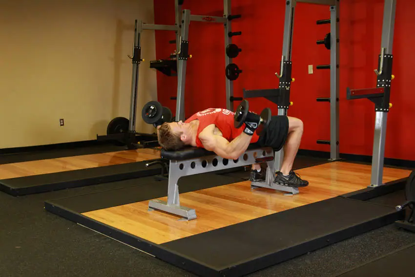 Dumbbell Flyes — posisi akhir
