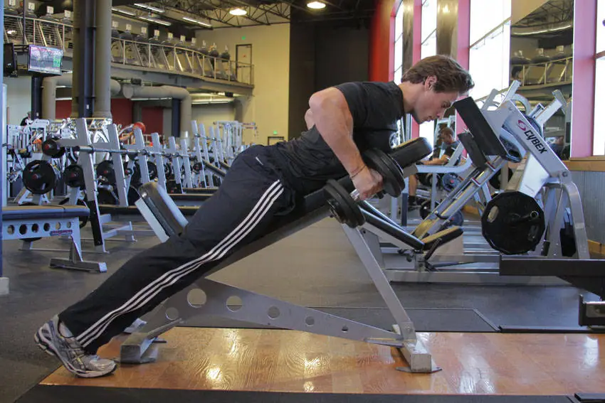 Dumbbell Incline Row — posisi akhir