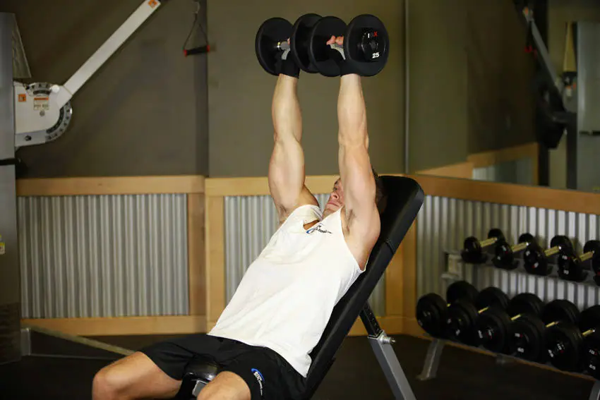 Dumbbell Incline Shoulder Raise — posisi akhir