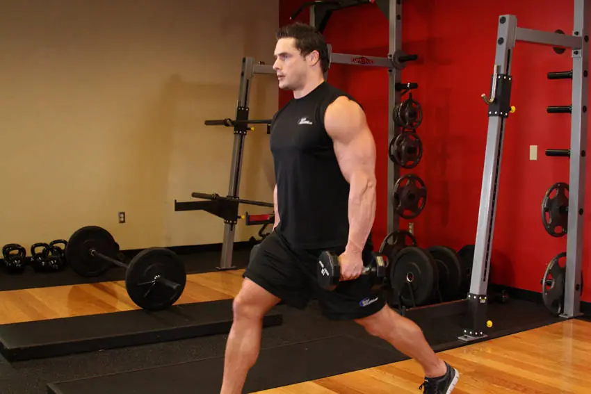 Dumbbell Lunges — posisi awal