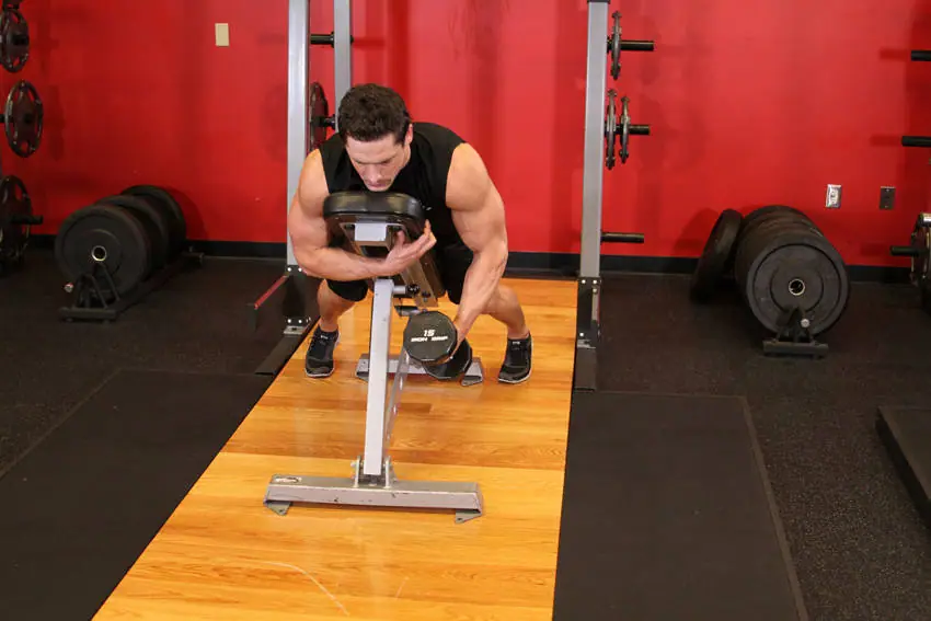 Dumbbell Lying One-Arm Rear Lateral Raise — posisi awal