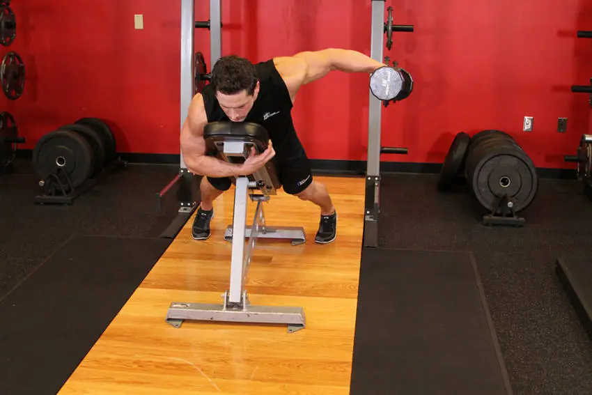 Dumbbell Lying One-Arm Rear Lateral Raise — posisi akhir