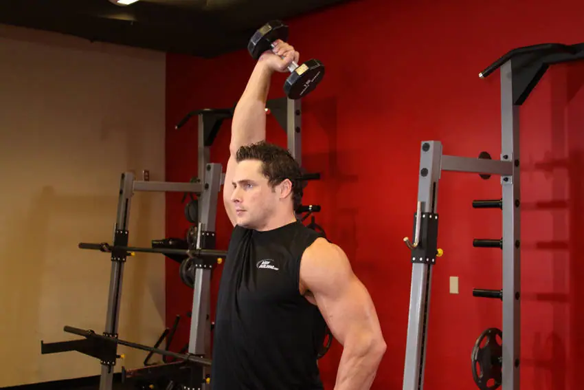 Dumbbell One-Arm Triceps Extension — posisi akhir
