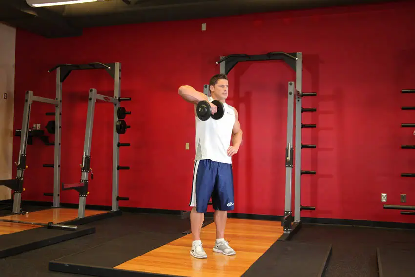 Dumbbell One-Arm Upright Row — posisi awal