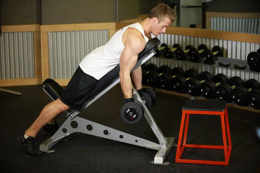 Dumbbell Prone Incline Curl — posisi akhir