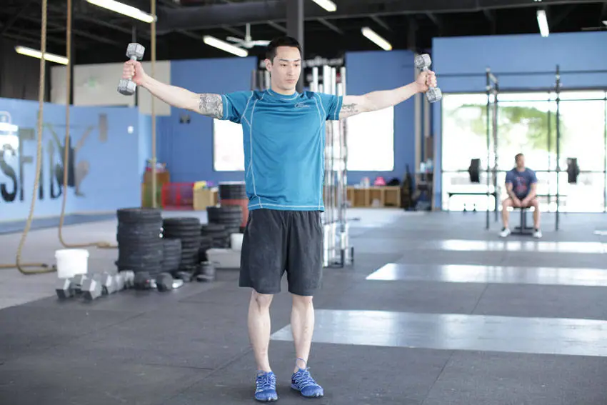 Dumbbell Scaption — posisi akhir