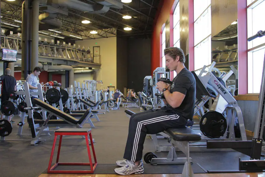 Dumbbell Seated Box Jump — posisi awal