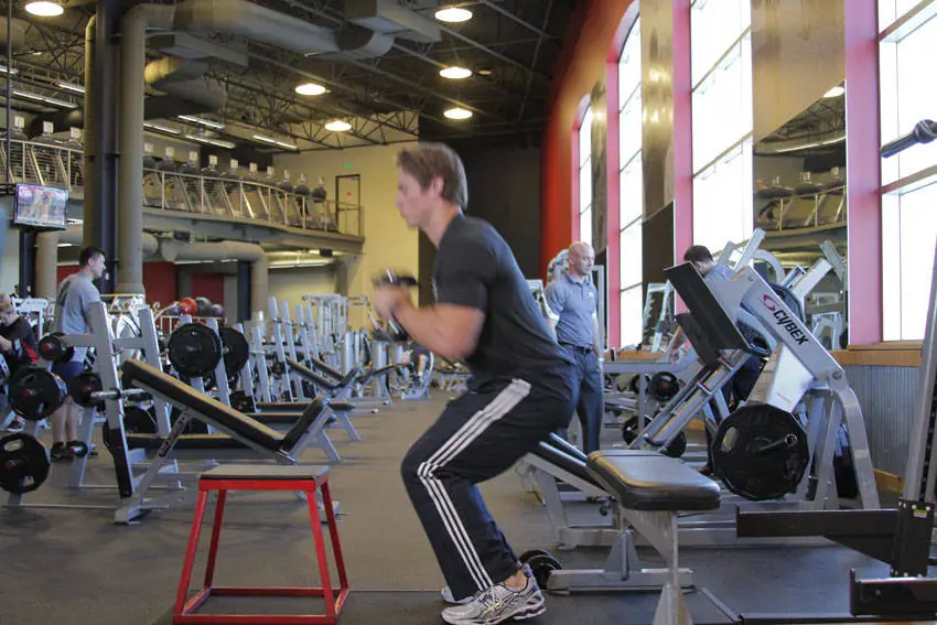 Dumbbell Seated Box Jump — posisi akhir