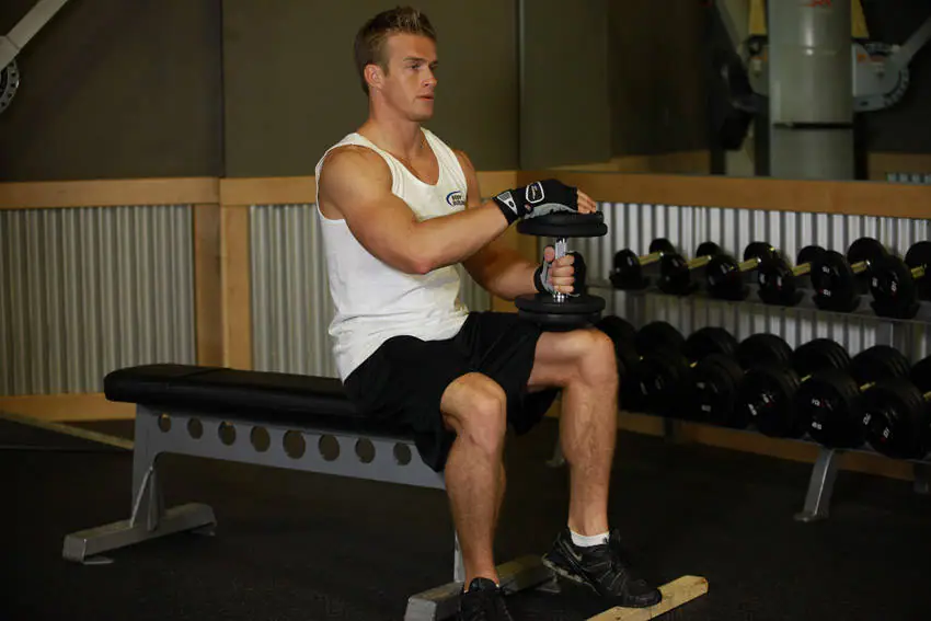 Dumbbell Seated One-Leg Calf Raise — posisi awal