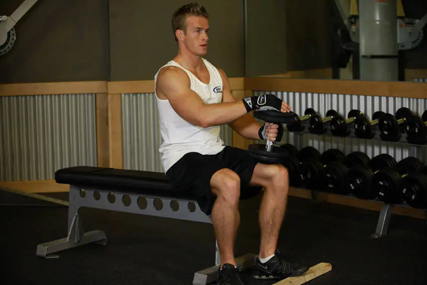 Dumbbell Seated One-Leg Calf Raise — posisi akhir