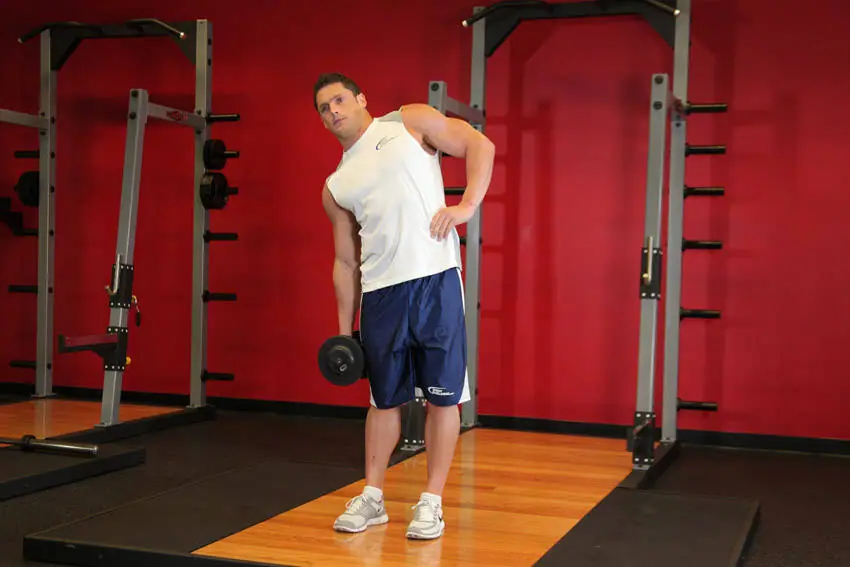 Dumbbell Side Bend — posisi awal