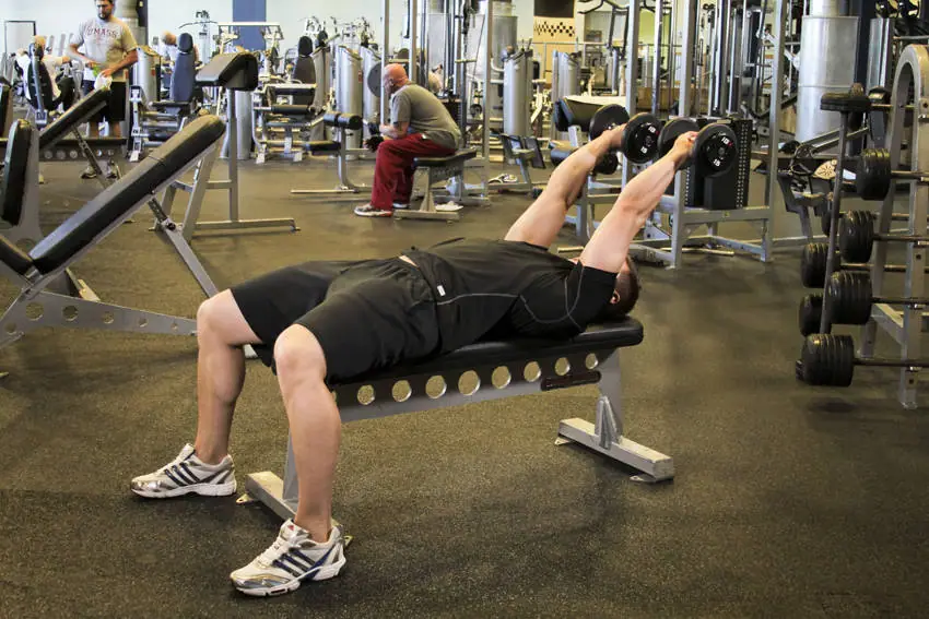 Dumbbell Tricep Extension -Pronated Grip — posisi akhir