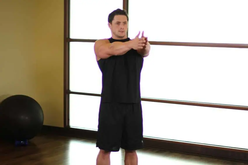 Dynamic Chest Stretch — posisi awal