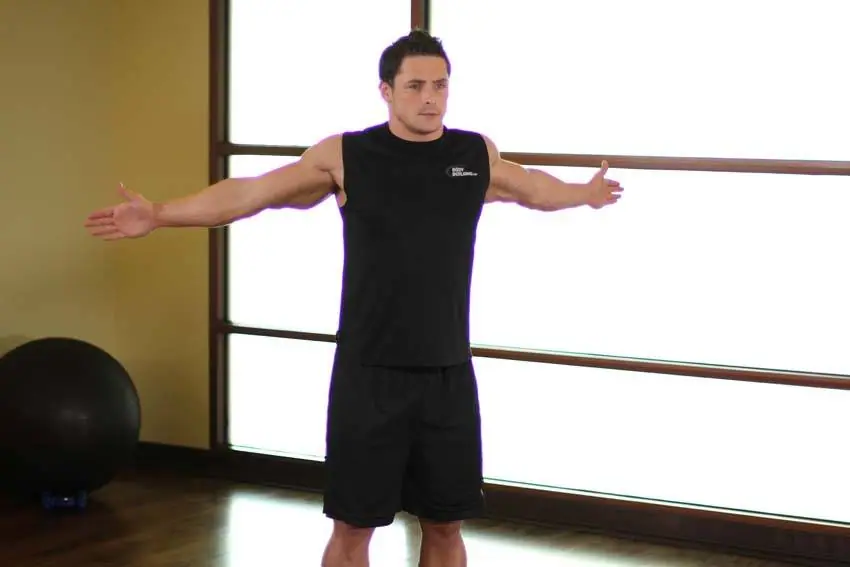 Dynamic Chest Stretch — posisi akhir