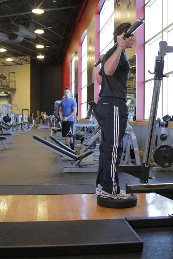 Elevated Back Lunge — posisi awal