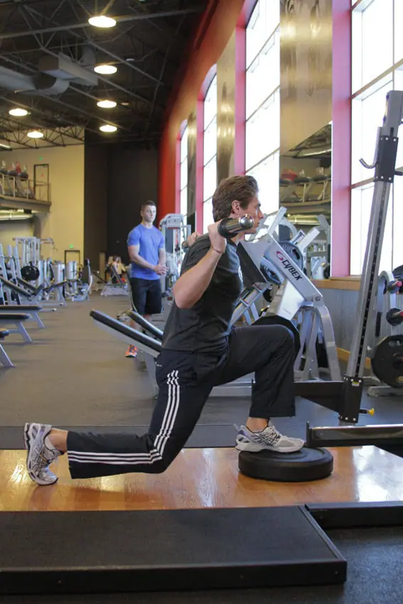 Elevated Back Lunge — posisi akhir