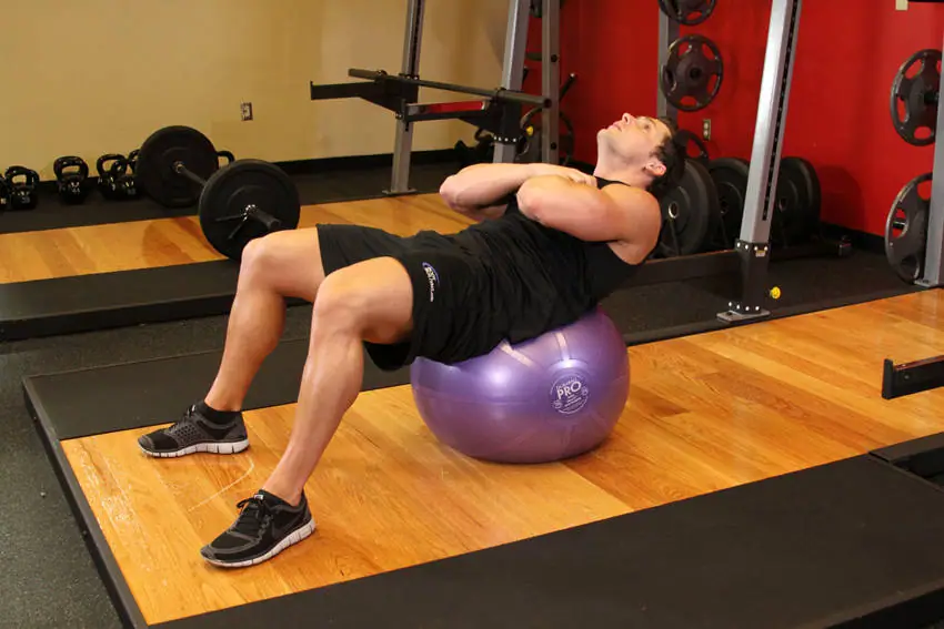 Exercise Ball Crunch — posisi akhir