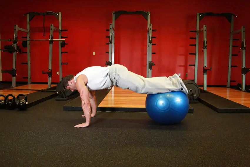 Exercise Ball Pull-In — posisi awal