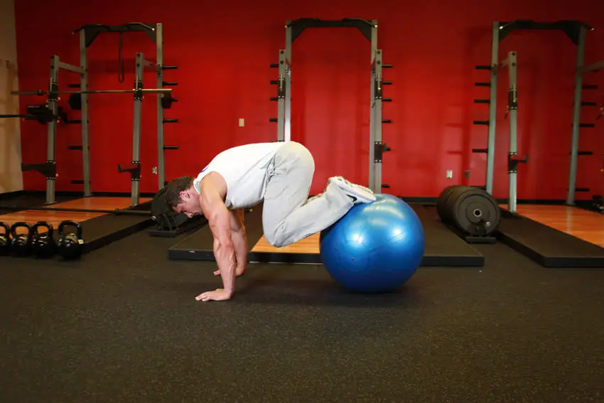 Exercise Ball Pull-In — posisi akhir