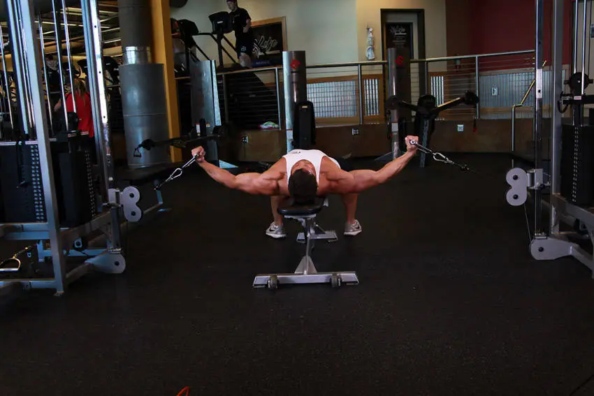 Flat Bench Cable Flyes — posisi awal