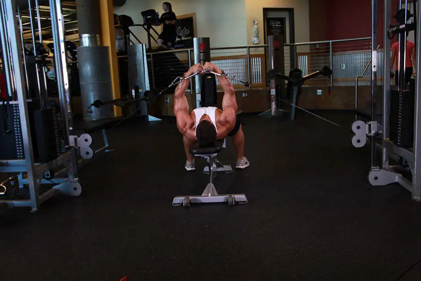 Flat Bench Cable Flyes — posisi akhir