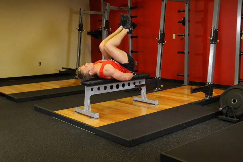 Flat Bench Leg Pull-In — posisi awal