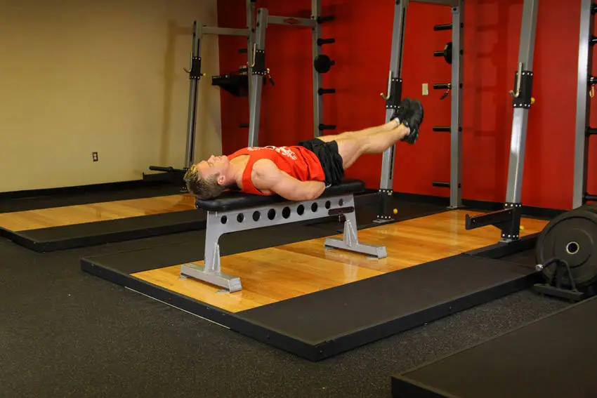 Flat Bench Leg Pull-In — posisi akhir