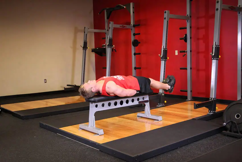 Flat Bench Lying Leg Raise — posisi awal