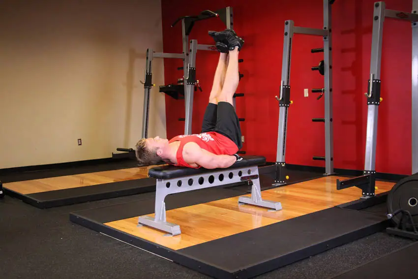 Flat Bench Lying Leg Raise — posisi akhir