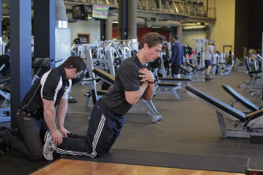 Floor Glute-Ham Raise — posisi akhir