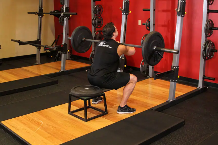Front Barbell Squat To A Bench — posisi akhir