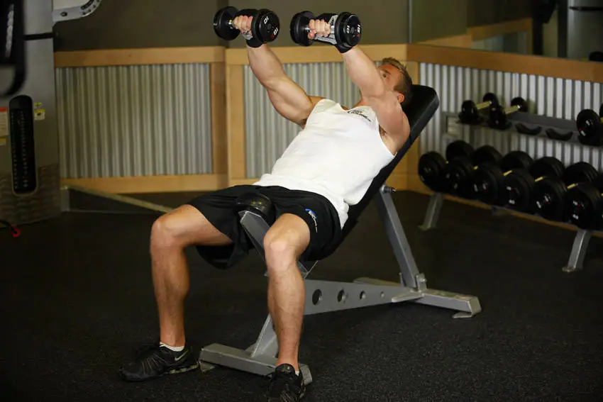 Front Incline Dumbbell Raise — posisi akhir