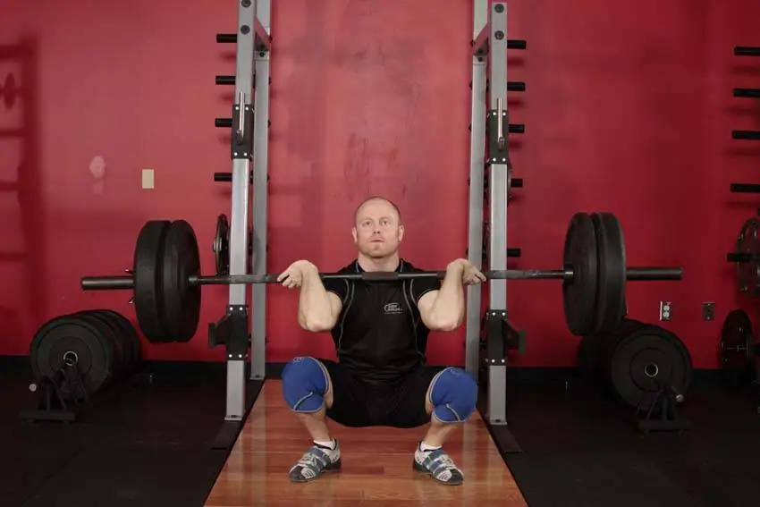 Front Squat (Clean Grip) — posisi akhir
