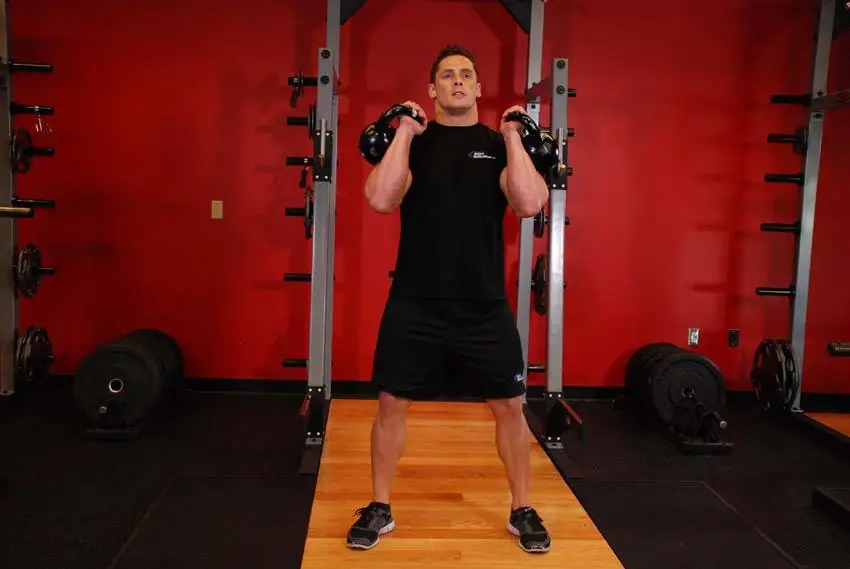 Front Squats With Two Kettlebells — posisi awal