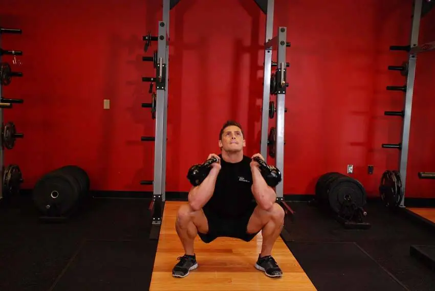 Front Squats With Two Kettlebells — posisi akhir