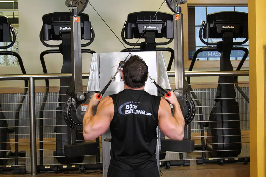 Full Range-Of-Motion Lat Pulldown — posisi akhir