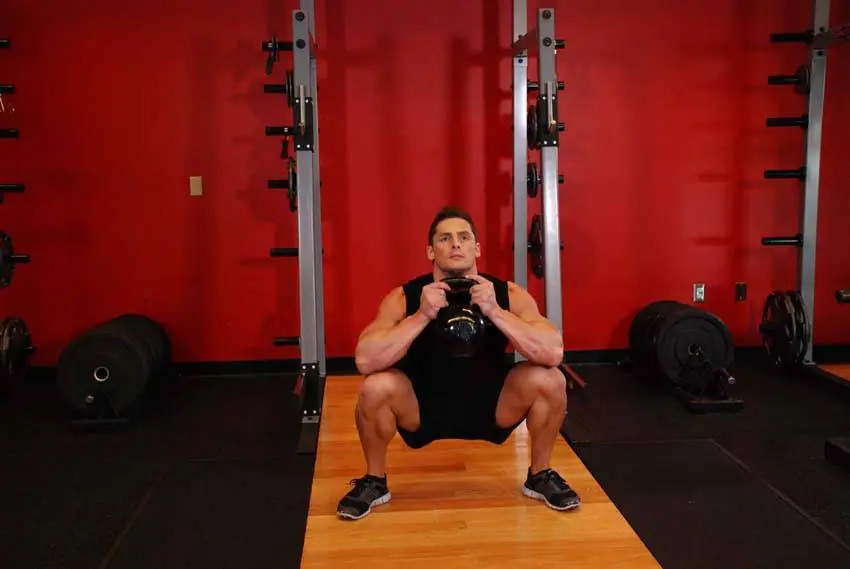 Goblet Squat — posisi akhir