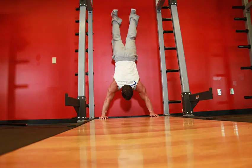 Handstand Push-Ups — posisi awal