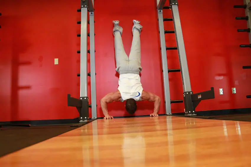 Handstand Push-Ups — posisi akhir