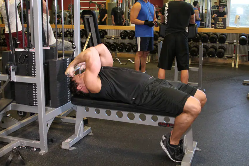 High Cable Curls — posisi akhir
