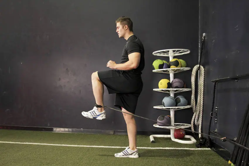 Hip Flexion with Band — posisi akhir