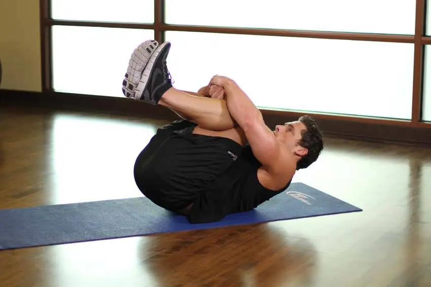 Hug Knees To Chest — posisi akhir