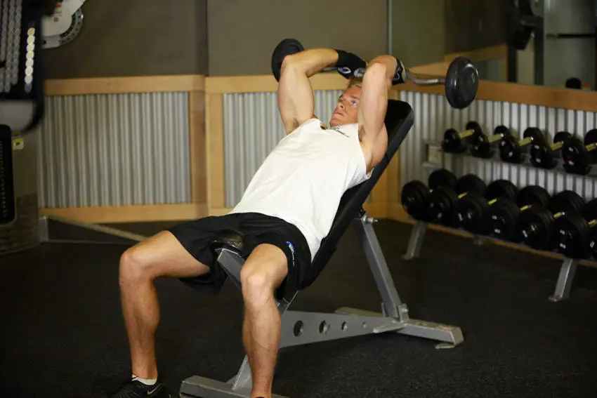 Incline Barbell Triceps Extension — posisi awal