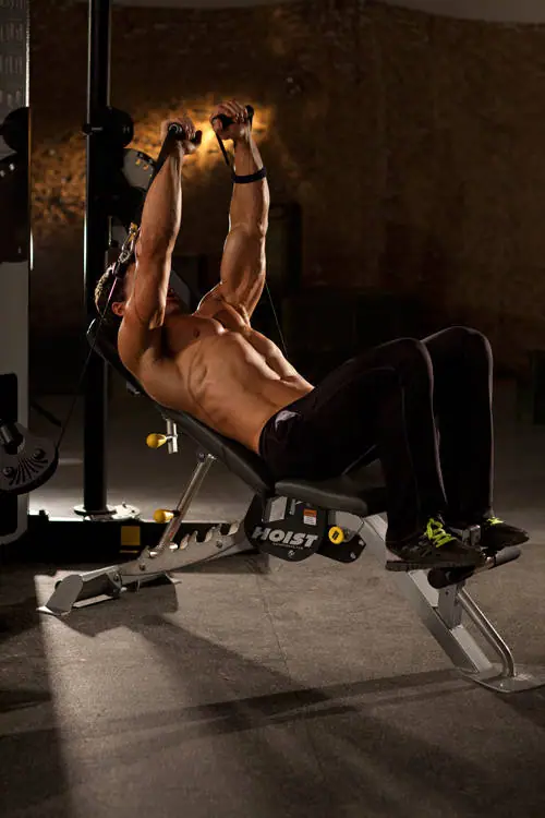 Incline Cable Chest Press — posisi akhir